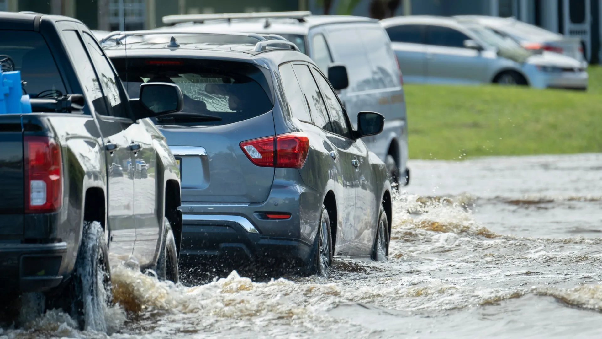 Bahaya berkendara di musim hujan