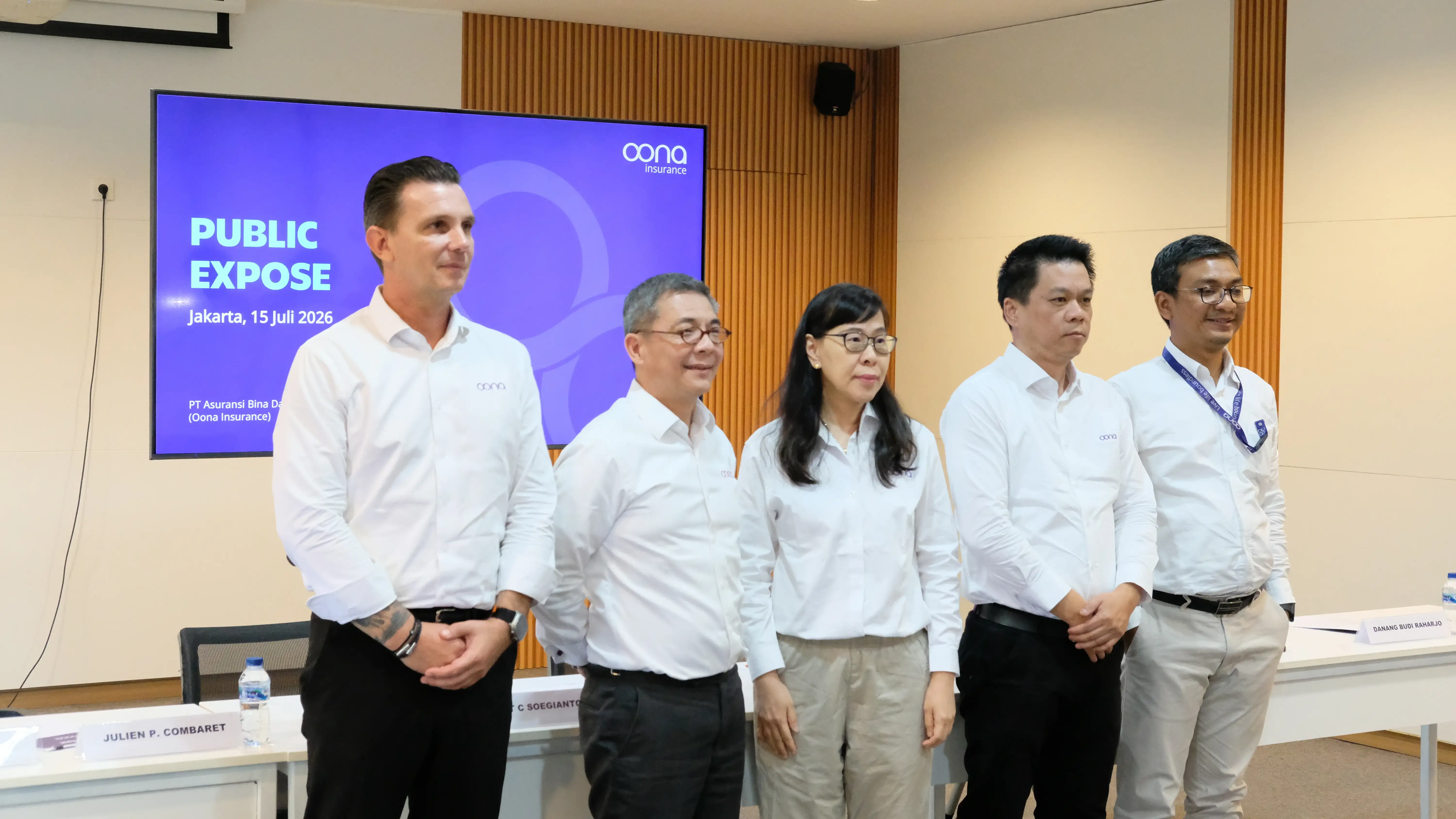 Tim Oona Insurance berfoto saat public expose 2026