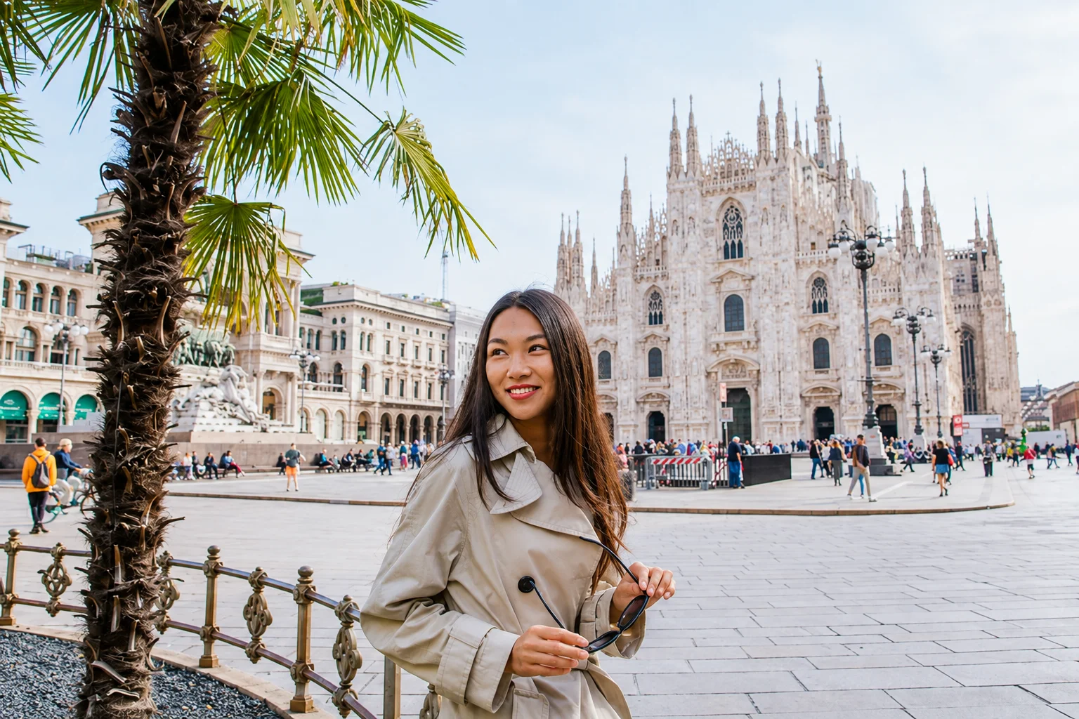 Perempuan mengunjungi Katedral Milan saat bepergian ke kawasan Schengen