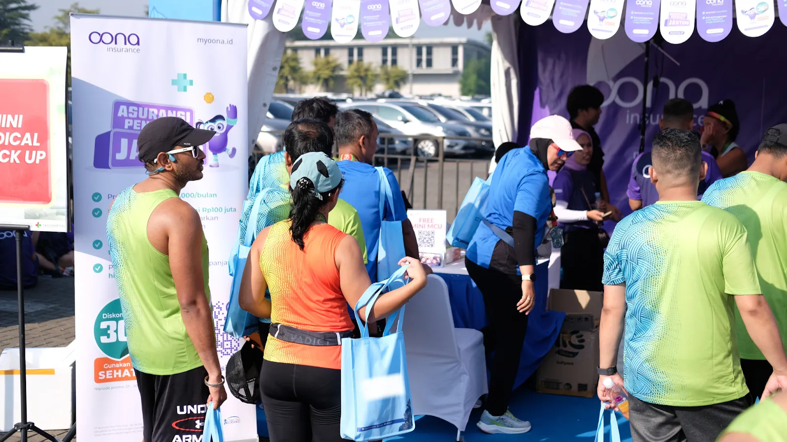 Peserta dan pengunjung ramai mendatangi booth Oona Insurance.