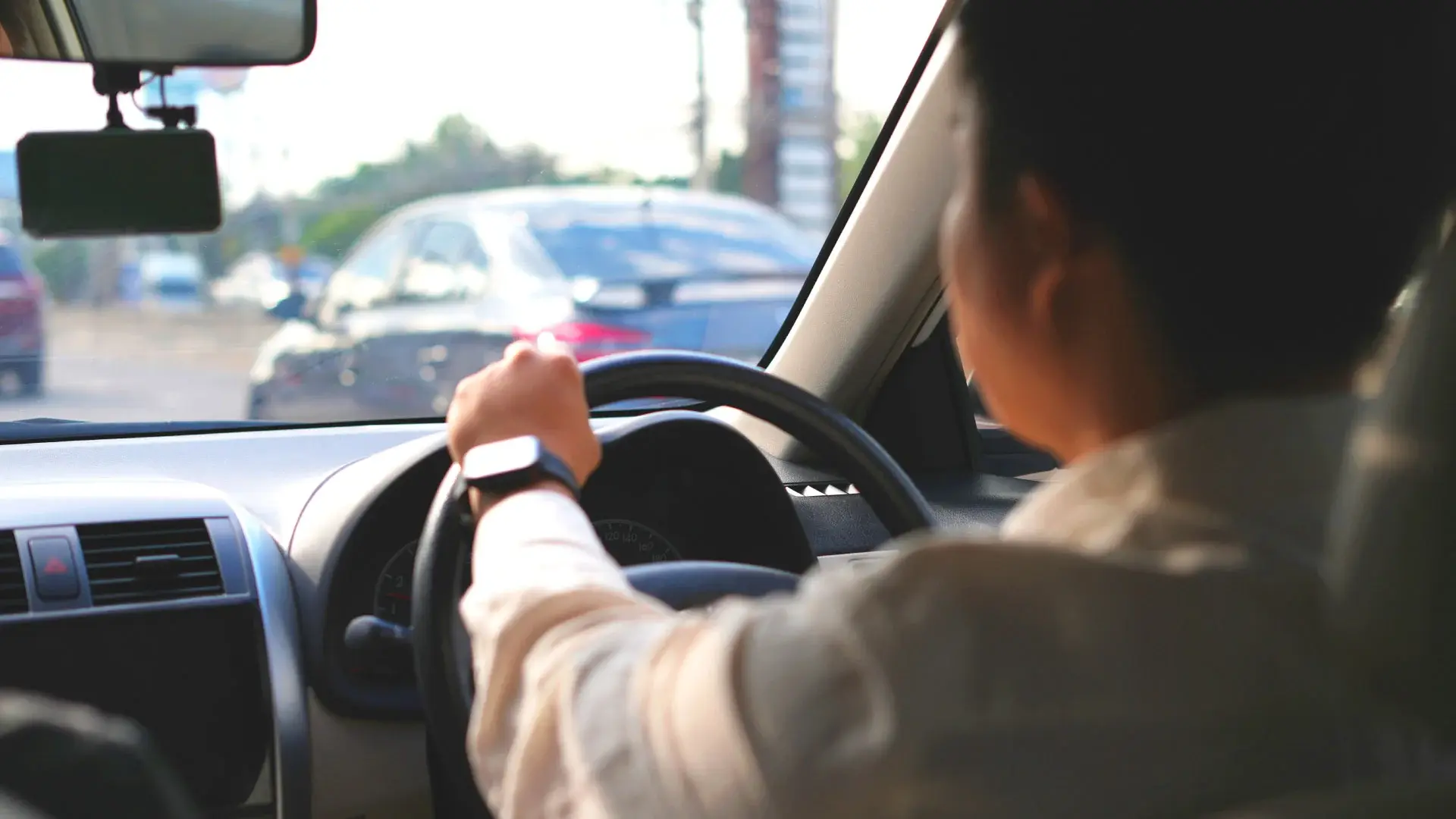 Tips mengemudi aman untuk pemula di jalan raya Indonesia